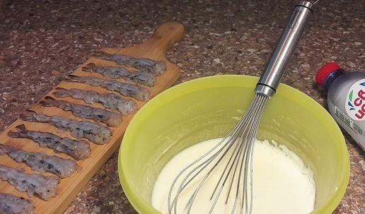 1. Этап. Тигровые креветки в темпуре и фритюре: Готовим кляр. Вода должна быть ледяной! Я заморозила воду в пластиковой бутылке. Смешиваем ее с мукой до однородности.