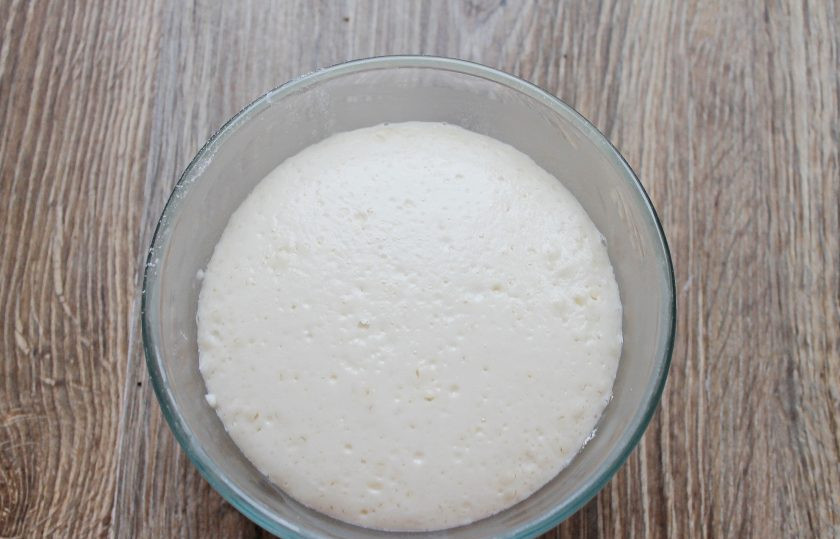 1. Этап. Рогалики с нутеллой: Поставьте в теплое место на 20 минут для опары. Масса должна увеличиться в разы и превратиться в пену.