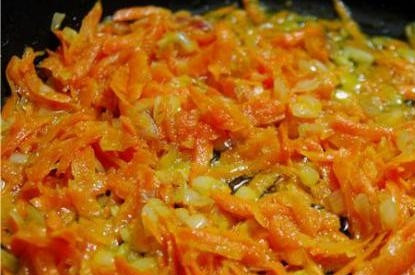 1. Этап. Томатный суп с мидиями: наливаем на сковороду 2 столовых ложки масла, разогреваем и обжариваем морковь и лук на среднем огне до мягкости морковки.