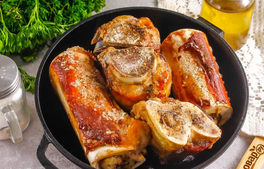 1. Этап. Запеченные мозговые косточки: Поместите форму в духовку и запеките косточки примерно 25 минут при 200 градусах.