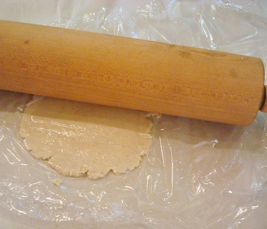 1. Этап. Мексиканское тако: 5. Раскатайте тесто довольно тонко.