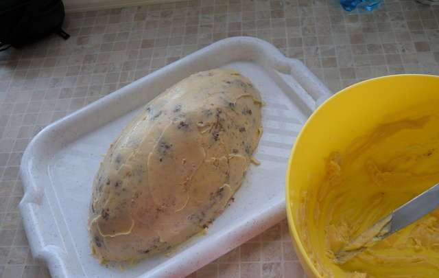 1. Этап. Торт Рыба: Тем временем делаем масляный крем: взбиваем сгущенку с маслом. Торт охлажденный смазываем кремом сверху и снова отправляем в холодильник до застывания крема.