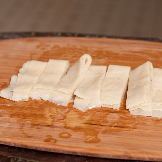 1. Этап. Норин: По истечении 30 минут, нарежьте тесто как показано на фотографии.