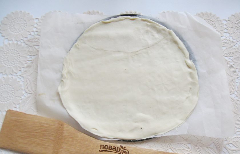 1. Этап. Пирог с абрикосовым джемом: Слоено-дрожжевое тесто немного раскатайте и выложите в форму. Или на дно разъемной формы.