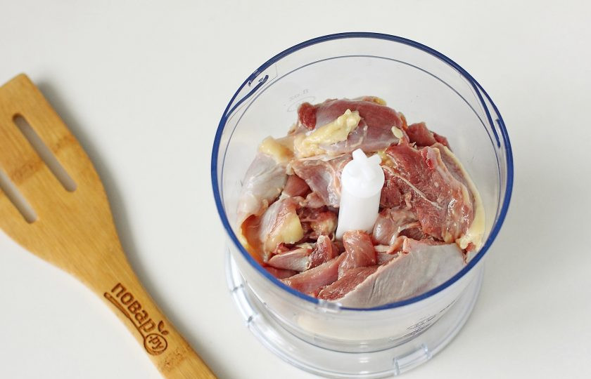 1. Этап. Котлеты из куриных ножек: Окорочка промойте, обсушите, снимите кожу и отделите мясо от костей. Переложите куриное мясо в чашу блендера. У меня домашняя птица, уже с достаточным количеством жирка, если у вас мясо постное, то просто добавьте к нему 30-50 грамм свежего сала.