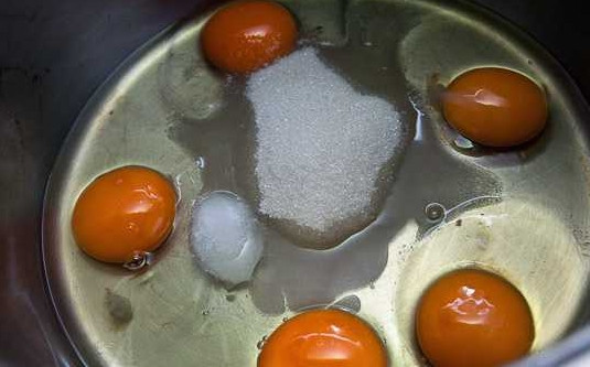 1. Этап. Бездрожжевое тесто для пирожков на воде: 1. Сам процесс не займет много времени. В глубокой емкости соедините яйца, соль и сахар.