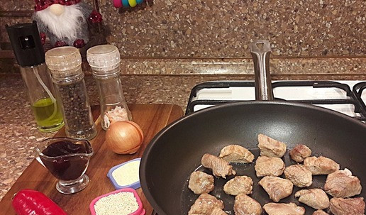 1. Этап. Бедро индейки в соусе терияки: Мяско обжарить на сковороде с маслом до полной готовности. Приблизительно 15 минут