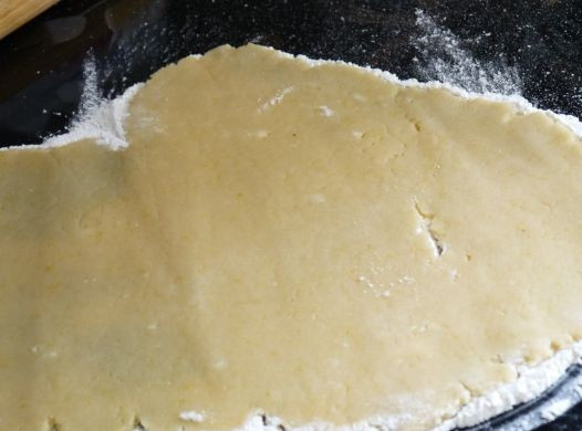 1. Этап. Несдобное печенье: На посыпанной мукой поверхности раскатываем тесто в пласт, толщиной примерно в полсантиметра.