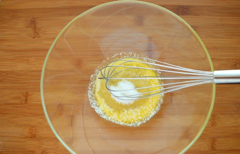 1. Этап. Овсяное печенье с черносливом: Сливочное масло растопите, добавьте сахар и перемешайте. Если вы любите более сладкую выпечку, количество сахара можно увеличить до 75 грамм.