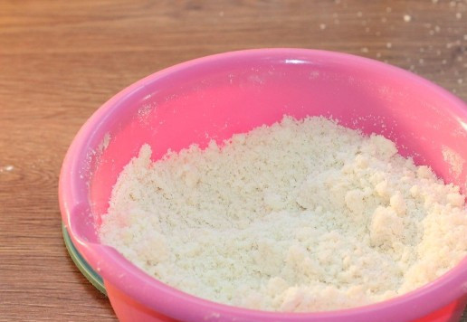 1. Этап. Булочки-трубочки с творогом и повидлом: 3. 1/2 часть муки смешиваем с мягким сливочным маслом до мелкой крошки