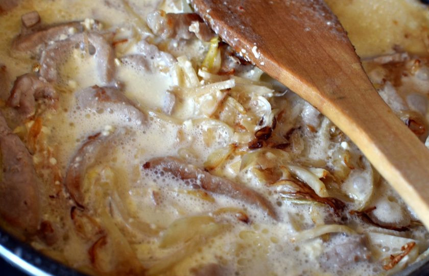 1. Этап. Свинина в сливках с корневым сельдереем: Залейте мясо сливками и хорошо перемешайте. Убавьте нагрев и тушите, помешивая, до загустения сливок.