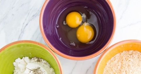 1. Этап. Кусочки кабачков в кляре: Разложить по широким мискам: яйца, муку с перцем и панировку.