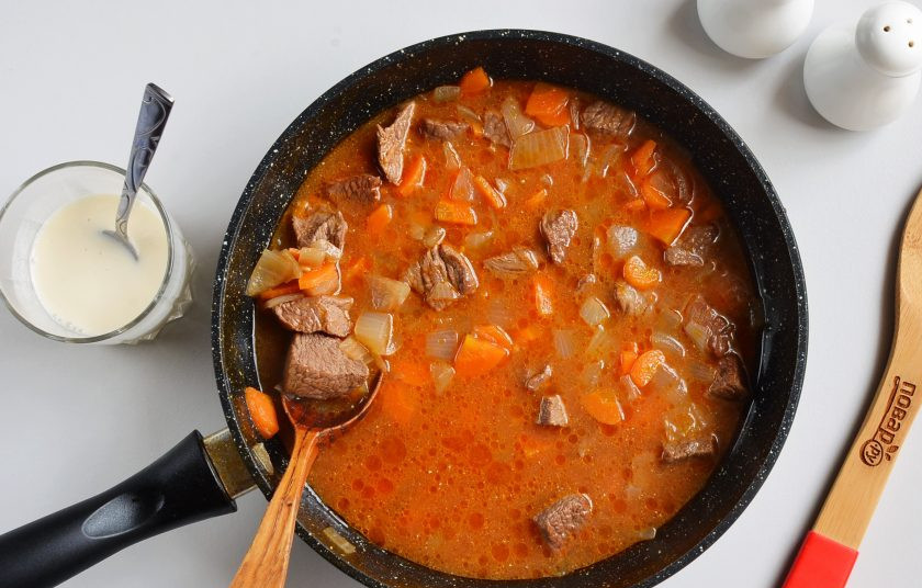 1. Этап. Тушеная телятина с подливкой: Тушите мясо 1 час, за это время телятина станет мягкой и нежной. Если нет, увеличьте время. За 5 минут до конца тушения мяса разведите муку тремя столовыми ложками воды.