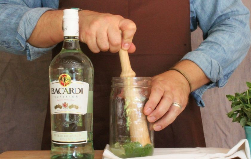 1. Этап. Мохито с Бакарди: Подавите мяту деревянным пестиком, чтобы мята выпустила ароматные масла.