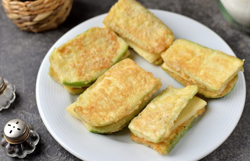 1. Этап. Сэндвичи из кабачков с сыром: Накройте сверху оставшимися кабачками и отправьте сэндвичи в микроволновку на 20-30 секунд, чтобы сыр хорошо расплавился.