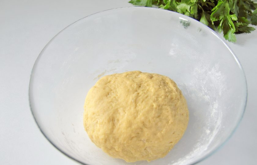 1. Этап. Ватрушки с мясом: 5. Перемешивайте тесто сначала ложкой, затем подсыпая оставшуюся муку, продолжайте замешивать руками. Муки может уйти чуть больше или меньше, чем указано в рецепте, тесто должно быть мягким и чуть липким.