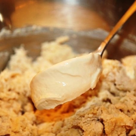 1. Этап. Пирожки со шпиком: Туда же - сметану и соль.