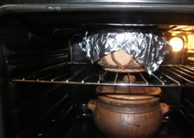 1. Этап. Суточные щи (рецепт классический): И ставим оба наши горшка в духовку. Включаем на 140-150 градусов, тушим часа 3-4. Периодически заглядывайте к капусте, чтобы в ней был сок и она не пригорела.