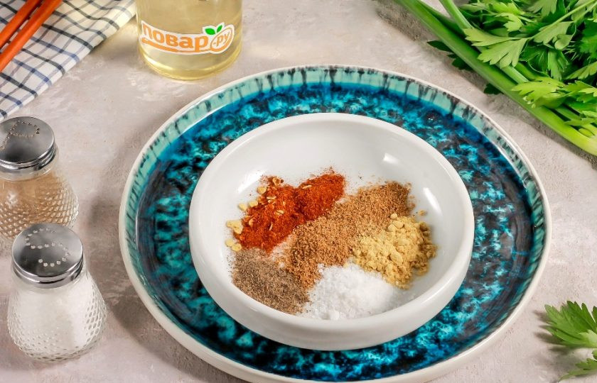 1. Этап. Заправка для корейских салатов: Высыпьте в пиалу или креманку молотый острый красный перец, молотый кориандр, молотый сушеный чеснок, молотый черный перец и соль. По желанию можете добавить и другие пряности и даже немного сахарного песка или меда.