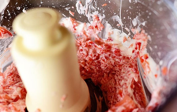 1. Этап. Клубничные мини-маффины: 7. Сделайте крем. Взбейте блендером 1/2 стакана сливочного масла и 1/2 стакана клубники в однородный крем.