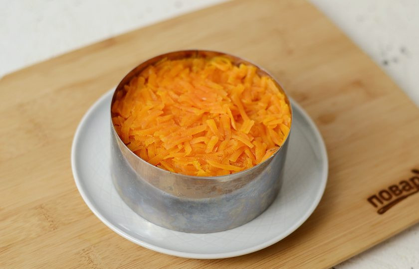 1. Этап. Вегетарианская Мимоза: Затем добавьте морковь, промажьте верхний слой майонезом и подсолите.