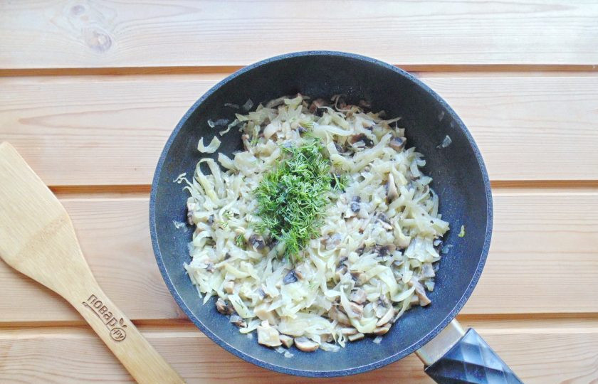 1. Этап. Пирог с капустой и грибами: Пока тесто подходит, приготовьте начинку. Капусту нарежьте соломкой. Репчатый лук нарежьте произвольно. Шампиньоны мелко нарежьте. Выложите овощи с грибами в сковороду, налейте подсолнечное масло и немного воды. Накройте сковороду крышкой и тушите до мягкости 20-25 минут. Затем добавьте нарезанный укроп.