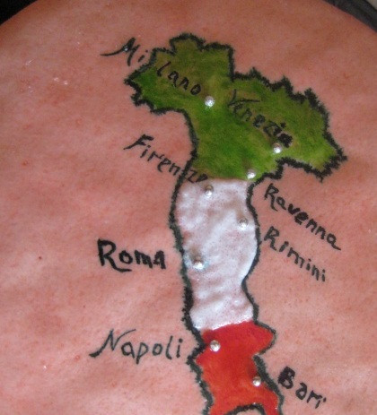 1. Этап. Торт Италия: 13. Завершающим этапом будет оформление карты в цвета национального флага. Для этого необходимо взбить 1 белок с 200-250 граммами сахарной пудры и щепоткой лимонной кислоты. Айсинг разделить на 3 части, каждую из которых окрасить с помощью красителя. Аккуратно нанести на карту и оставить тортик высыхать. Вот и весь рецепт торта 