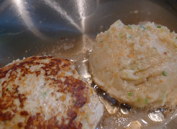 1. Этап. Сочные куриные котлеты: Жарим котлеты на разогретой сковородке с обеих сторон до румяной золотистой корочки.