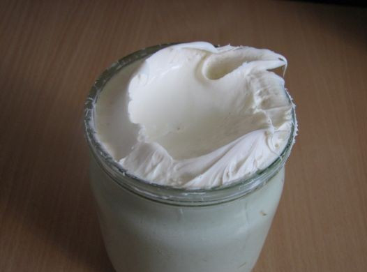 1. Этап. Закарпатский банош: Добавляем сливки или сметану, перемешиваем и варим до готовности. Мешаем все время!