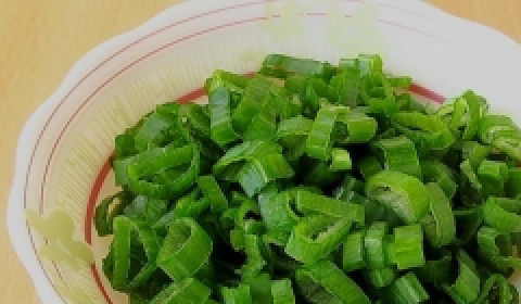 1. Этап. Суп грибной из лисичек: Зеленый лук режем колечками.