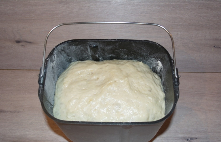 1. Этап. Простой пирог с мясом: Для приготовления теста возьмите покупное тесто или приготовьте домашнее дрожжевое тесто дома. Я готовлю его в хлебопечке. Итак, в ведерко хлебопечки поместите : 1 ст. ложку сухих быстродействующих дрожжей, 3 ст. ложки сахара, 1 ч. ложку соли, 500 г. просеянной муки, 50 г. сливочного масла, 100 мл. растительного масла (масло сливочное и растительное подогревать не надо), влейте 280 мл. питьевой воды или молока. Замесите тесто в приборе. Время подъема (приготовления теста) 2,5-3 часа.