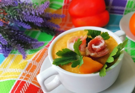 1. Этап. Холодный жёлтый суп: Готово! Вегетарианцам и соблюдающим посты (в том числе однодневные) подать к столу суп с зеленью или сухариками (кусочками хлеба). В разрешённые дни можно добавить оливковое или любое другое растительное масло по вкусу. В обычные дни можно покрошить в суп брынзу (любителям контрастов на заметку) или сыр. Но, безусловно, самый вкусный и сытный вариант с беконом (ветчиной, варёным/копчёным/зап ечённым мясом).