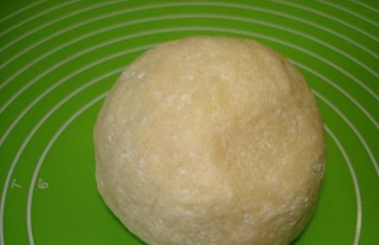 1. Этап. Творожно-песочное тесто: 5. В результате должно получиться мягкое, совсем немного липнувшее к рукам, тесто. Его нужно отправить в полиэтиленовый пакет и в морозильник минут на 15.