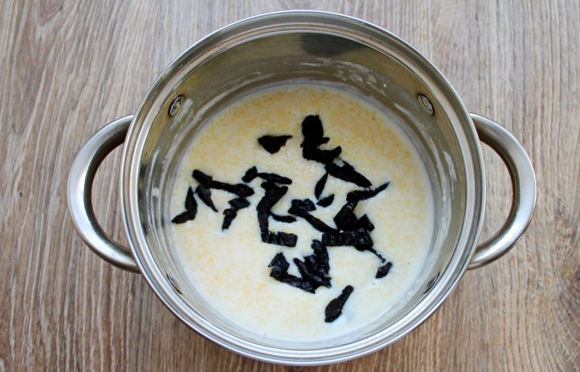 1. Этап. Кукурузная каша с черносливом: Чернослив вымойте и порежьте, добавьте в кастрюлю с кашей.