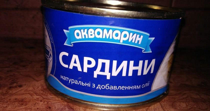 1. Этап. Салат из рыбных консерв и плавленого сырка: 1. Для этого салата я взяла рыбные консервы в виде сардин с добавлением масла (они не такие жирные). Слейте соус, а рыбу разберите (отделите кости). При помощи вилки помните рыбу. Тем временем отварите овощи.
