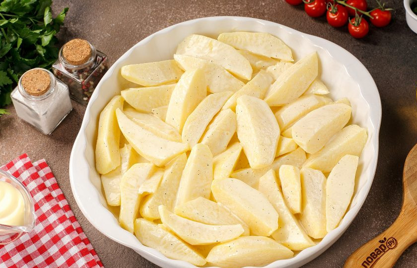 1. Этап. Картофель по-студенчески: Хорошо перемешайте и выложите в жаропрочную форму.