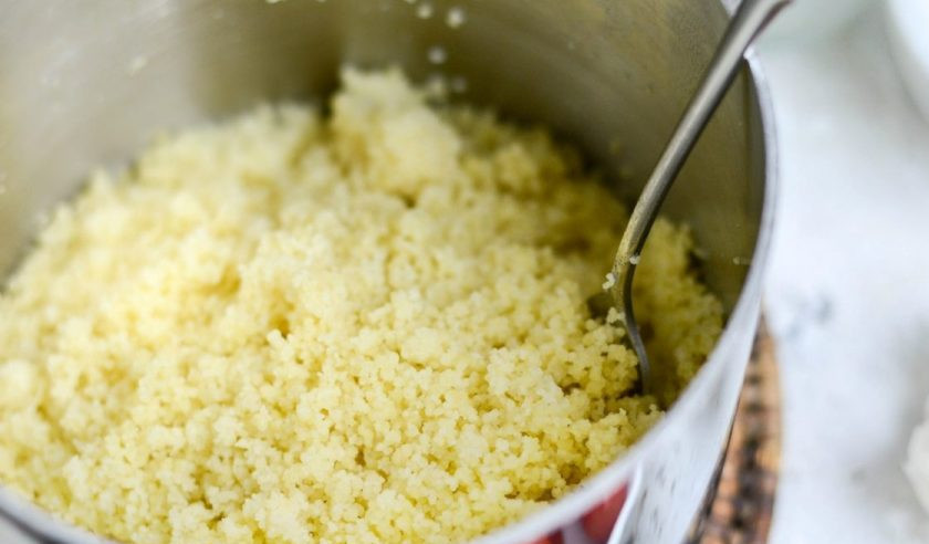 1. Этап. Салат Капрезе с кускусом: 1. Заранее отварите кускус в подсоленной воде по инструкции на упаковке.