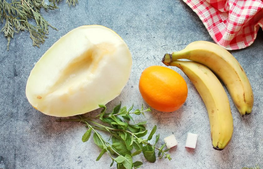 1. Этап. Варенье из дыни с бананом на зиму: Подготовьте все необходимые ингредиенты для приготовления. Дыню, мяту и фрукты тщательно вымойте, обсушите. У дыни удалите семена и отрежьте корки.