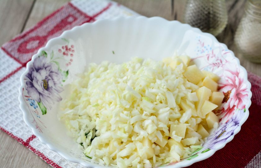 1. Этап. Татарские пирожки с картошкой: Добавьте мелко нарезанную капусту.