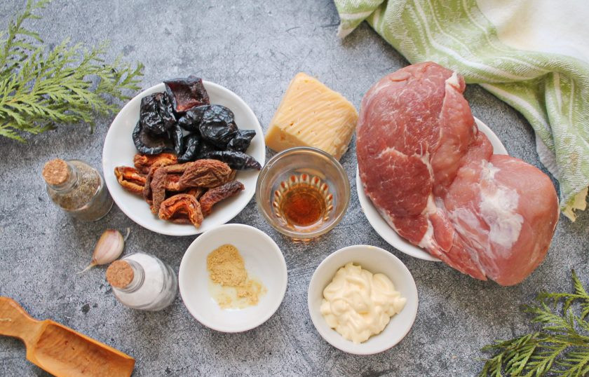 1. Этап. Гармошка из свинины с курагой, черносливом и сыром: Подготовьте все необходимые ингредиенты для приготовления 