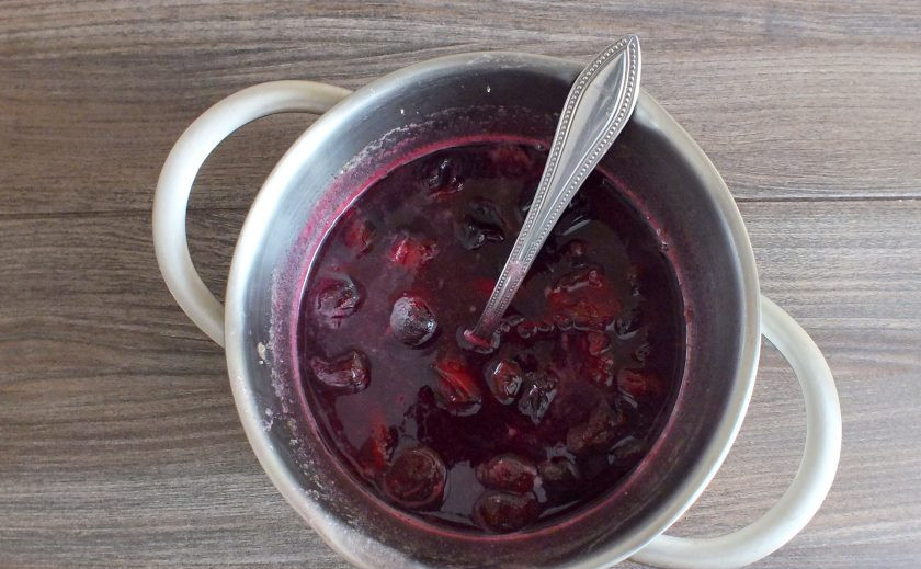 1. Этап. Варенье из сливы с желатином: Как только варенье закипит, снимите с огня. Перемешайте.