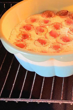 1. Этап. Пирог с жерделами и яблоками: Через 25 минут достаем наш пирог и посыпаем сверху сахаром. Отправляем обратно в духовку. Теперь нужно смотреть по готовности пирога. Начинайте с 15-20 минут и доводите до готовности