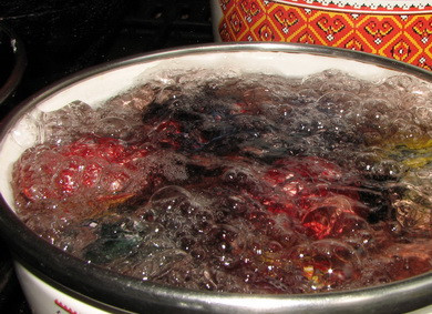 1. Этап. Яйца, крашенные нитками: 5. Когда все яйца будут связаны, отправить их в холодную воду, довести до кипения и варить около 20 минут.