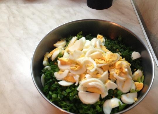 1. Этап. Салат с куриным мясом: 4. Яйца отвариваю в холодной воде 5-7 минут после закипания, затем остужаю и нарезаю полукольцами.