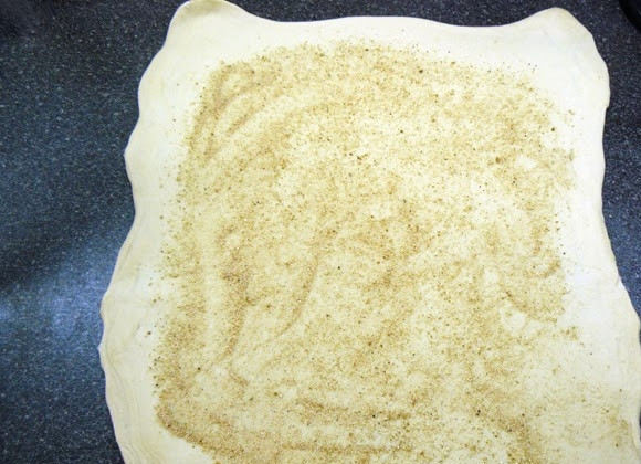 1. Этап. Яблочный штрудель из готового слоеного теста: Пока начинка остывает, тесто раскатайте. Посыпьте панировочными сухарям, отступая по сантиметру от краев. Духовку поставьте разогреваться до 180 градусов.