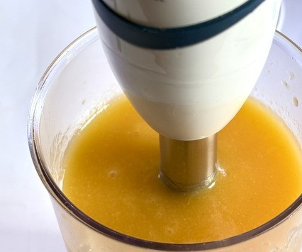 1. Этап. Смузи Солнечный: Груши, манго и сок лайма пробить блендером.