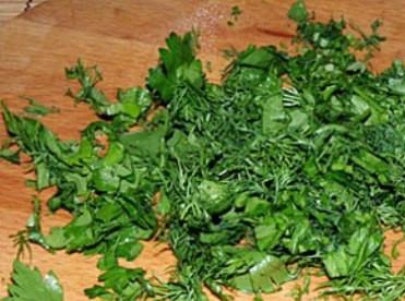 1. Этап. Суп из консервированной кукурузы: Мелко нарезаем вымытую зелень.