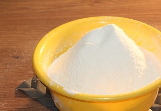 1. Этап. Пирожки с яблочной начинкой: 2. Просеиваем муку.