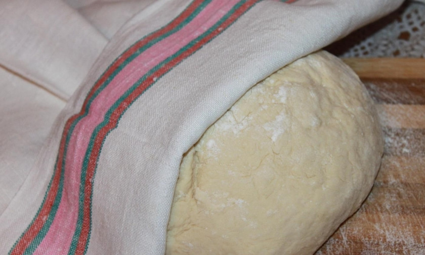 1. Этап. Дрожжевое тесто без опары: 9. Накрываю тесто полотенцем и оставляю на пару минут, после этого использую для выпечки.