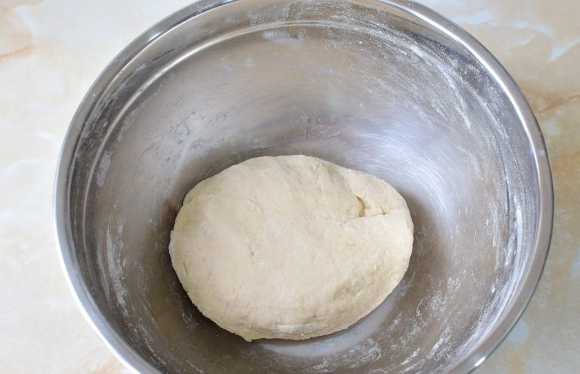 1. Этап. Пшенично-гречневый хлеб: Готовое тесто легко формируется в комок и не липнет к рукам. Накройте чашу с тестом полотенцем и поставьте в тёплое место на 1 час, чтобы оно подошло.